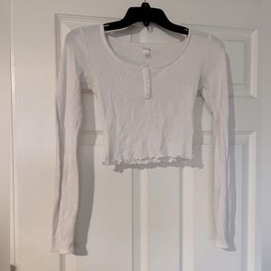 Adorable basic long sleeve cropped shirt!